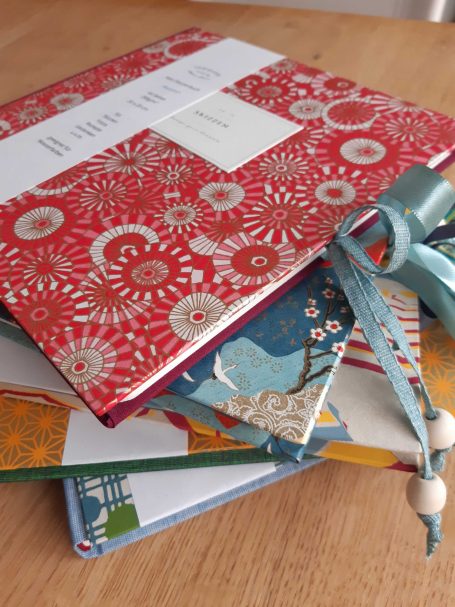 Bunte Bücher Handgebundene Bücher - das besondere Geschenk