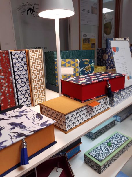 Märkte Feines aus Wolle und Papier auf Märkten