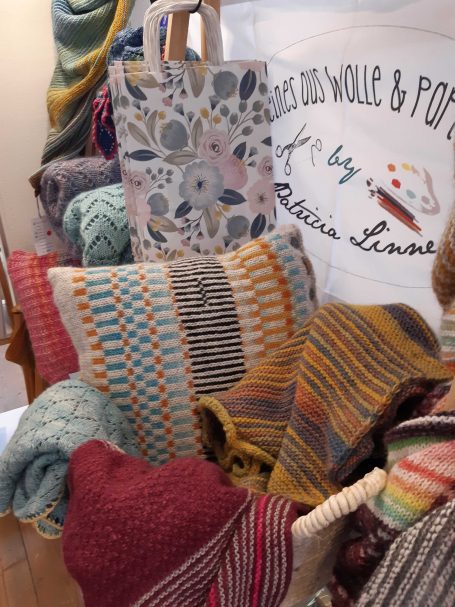 Zeit für Maschen Kuschelige Strickwaren bei Feines aus Wolle und Papier